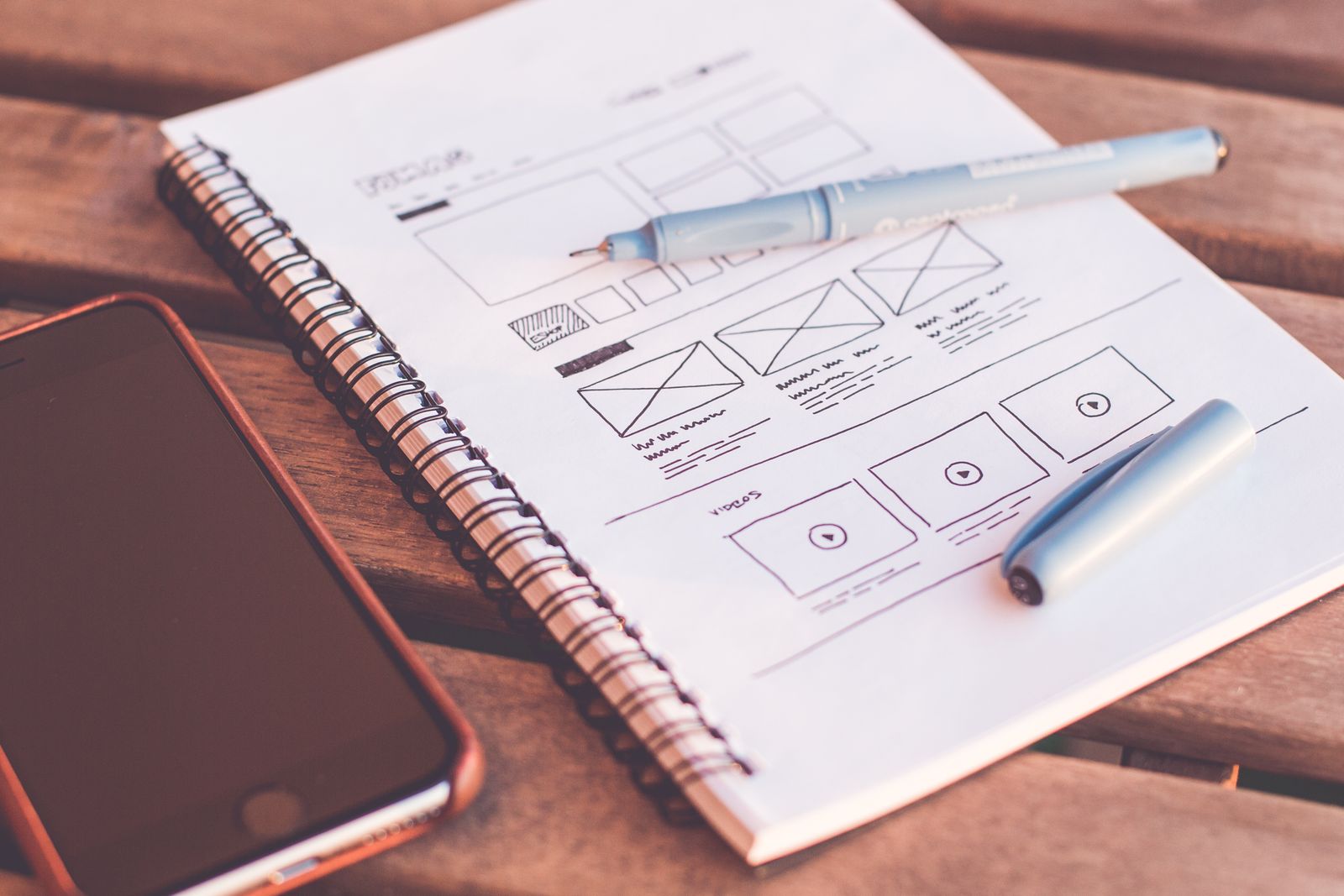 Esquisse de wireframe pour un site web sur papier