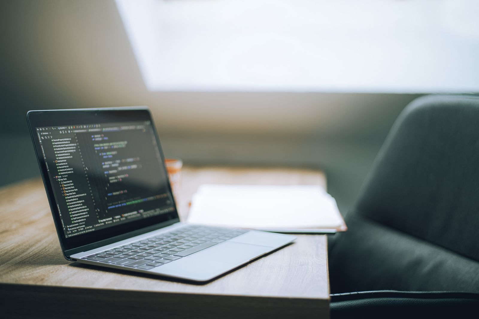 Écran de développement web avec code, poste de travail